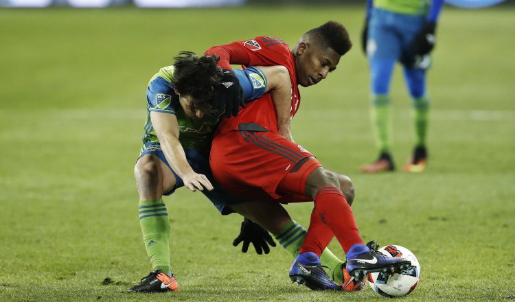 Armando Cooper (rojo) no seguirá con el Toronto FC. /Foto AP