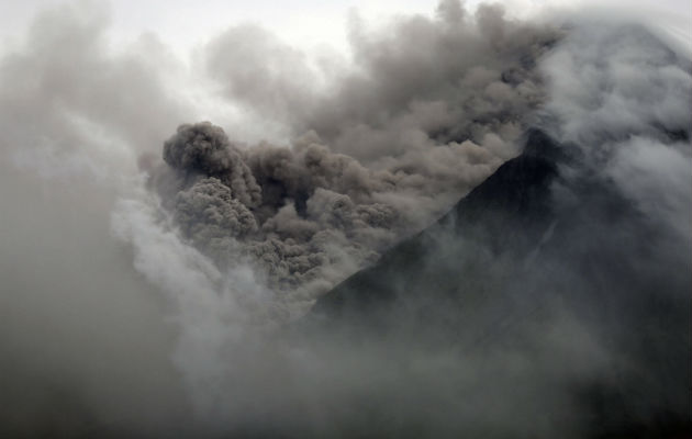 Las cenizas que salen del Volcán Mayon. Foto: EFE  