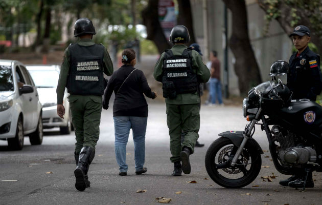 Tía de Oscar Pérez, camina en las inmediaciones de la morgue. Foto: EFE