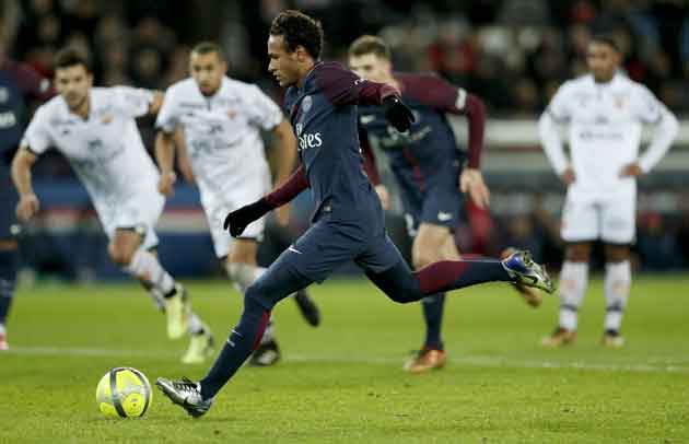 Neymar Jr patea el penal. Foto EFE