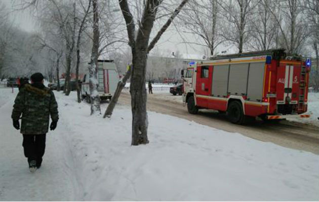 Equipos de emergencia y bomberos inspeccionan los alrededores del colegio. Foto: EFE