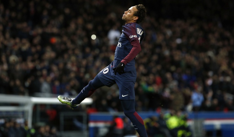 Neymar Jr. fue silbado por la afición del PSG en su última salida. AP