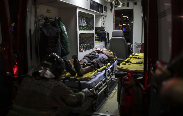 Trasladan a una de las personas heridas en el accidente en Copacabana. FOTO/EFE