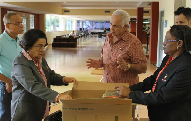 Bolívar Pariente (c) al momento de la entrega a la Biblioteca Nacional.