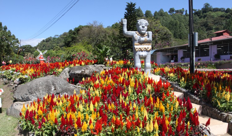 La Feria de las Flores y del Café llama la atención por sus jardines con coloridas flores. /Foto Archivo
