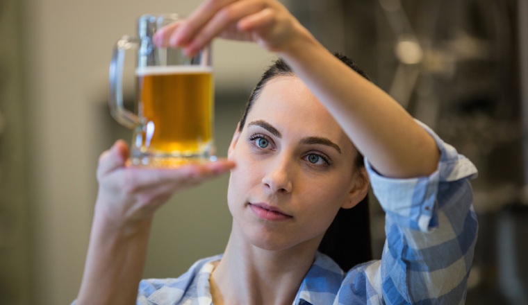 El riesgo de beber cerveza se encuentra en los excesos. 