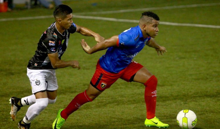 José Murillo (derecha) de Plaza Amador intentarse quitar la marca de un jugador taurino. /Foto Anayansi Gamez