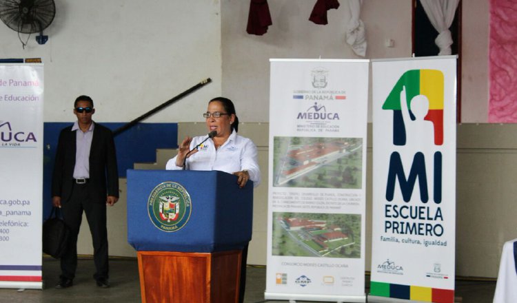 Las autoridades entregaron orden de proceder para la remodelación total del colegio Moisés Castillo Ocaña de La Chorrera. /Foto Cortesía