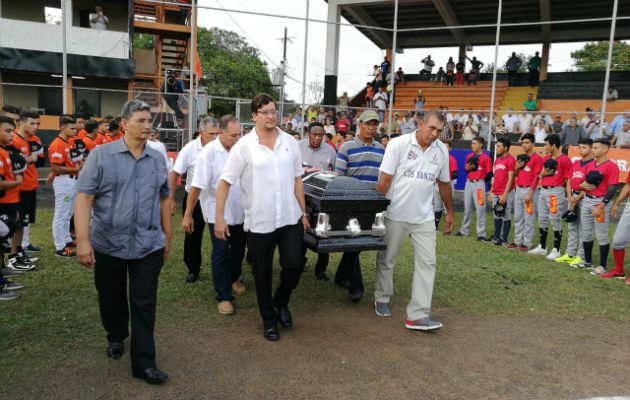 El cuerpo de Emilio Castro  fue llevado al estadio Olmedo Solé. Foto Zenaida Vásquez
