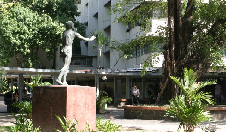Estatua 'Hacia la luz'. Al fondo, la Biblioteca 'Simón Bolívar'. /Foto Archivo