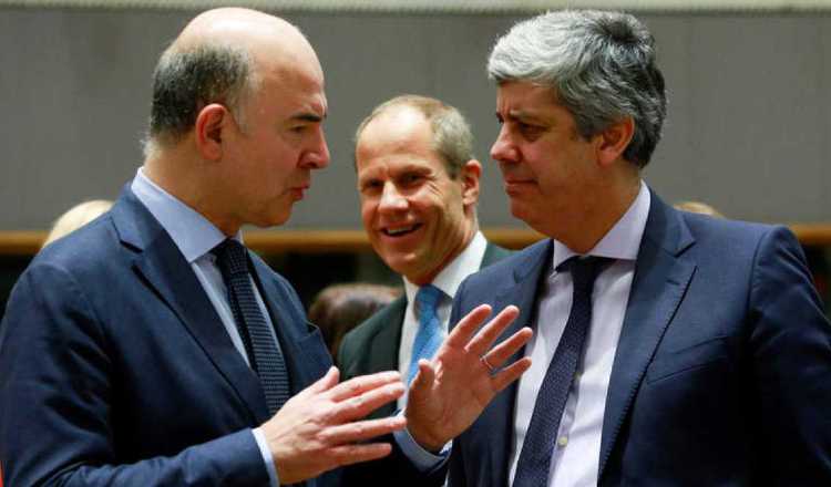 Pierre Moscovici (izq.) y el presidente del Eurogrupo, M. Centeno.