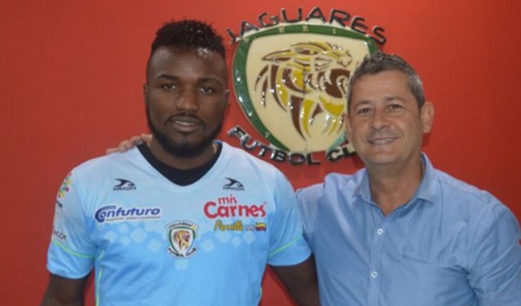 Alexander 'Makelele' González (izq.) fue presentado.