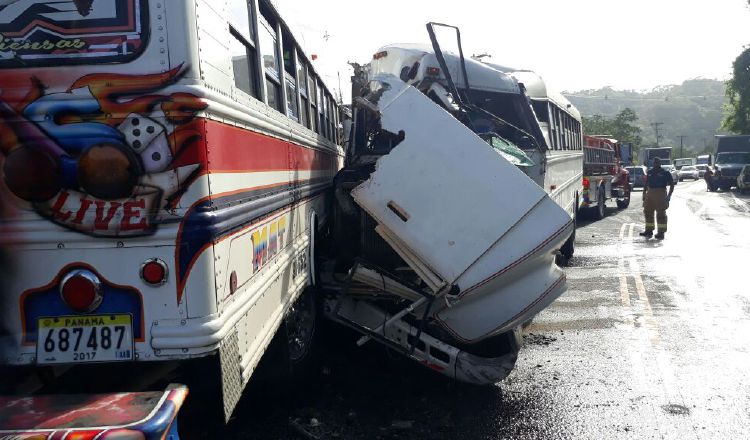 Tres vehículos se vieron involucrados en una aparatosa colisión en la vía Panamá - Colón. /Foto Delfia Cortez