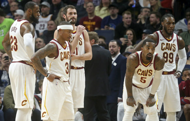 Los jugadores de los Cavaliers, LeBron James, Isaiah Thomas, Kevin Love, JR Smith y Jae Crowder se toman un descanso mientras se revisa una jugada. Foto AP