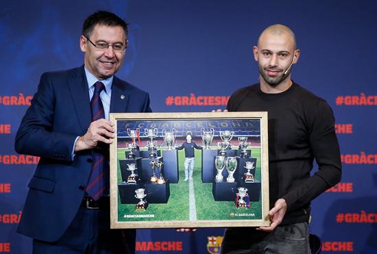 Javier Mascherano junto al presidente del Barcelona, Josep Maria Bartomeu. Foto EFE