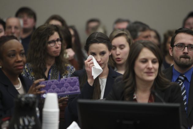 Las víctimas de Nassar escuchan a la jueza   Rosemarie Aquilina. Foto AP