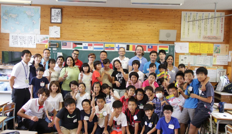 De pie (blusa verde), En Japón, en el Congreso Mundial de JCI. De pie (blusa verde), En Japón, en el Congreso Mundial de JCI. /Foto Cortesía.