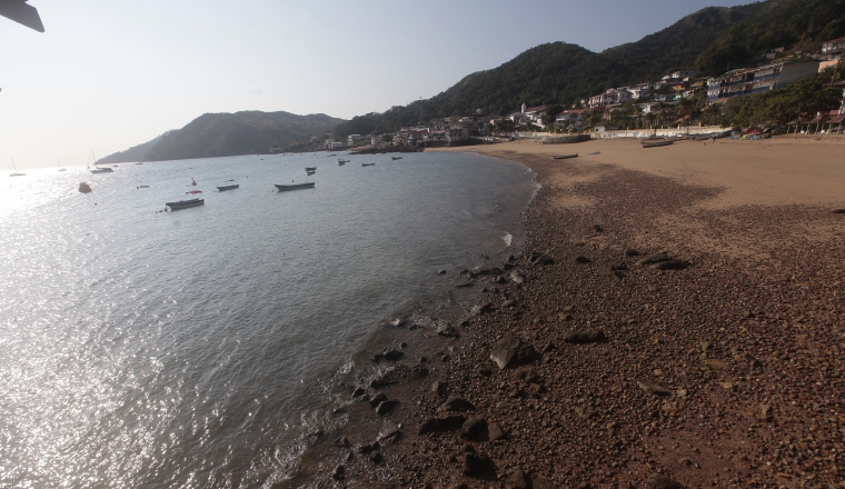 Turismo: Los turistas llegan a esta isla en busca de playas, historia y ecoturismo con la finalidad de pasar un momento en familia.