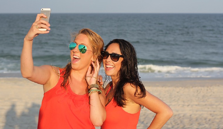 Para una salida a la playa no puede faltar el celular. Para una salida a la playa no puede faltar el celular.