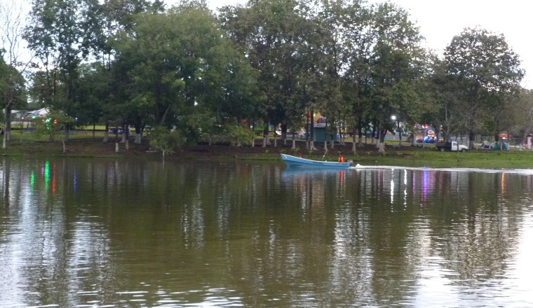 Uno de los principales atractivos para los visitantes de la Feria de San Sebastián, en Ocú, son los paseos en lancha por el conocido lago de la feria, en el que grandes y chicos disfrutan de un momento de esparcimiento, apreciando las hermosas instalaciones del lugar. Uno de los principales atractivos para los visitantes de la Feria de San Sebastián, en Ocú, son los paseos en lancha por el conocido lago de la feria, en el que grandes y chicos disfrutan de un momento de esparcimiento, apreciando las hermosas instalaciones del lugar. /Foto Archivo
