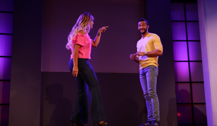 Erika Nota y Joshua Manopla en una escena de la comedia. Erika Nota y Joshua Manopla en una escena de la comedia.