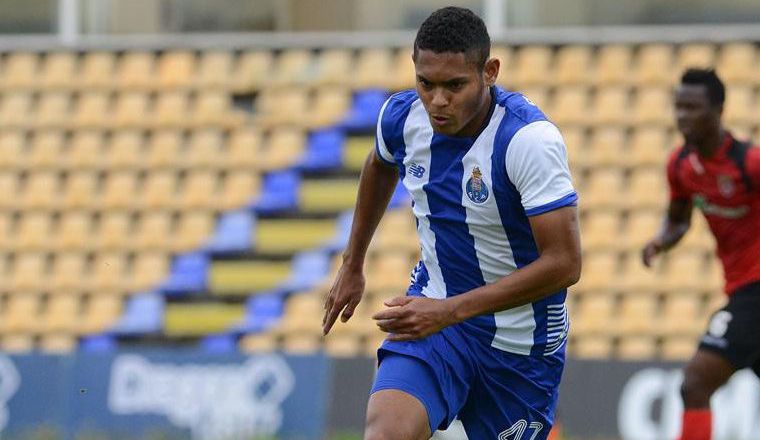 Ismael Díaz jugó dos temporadas (2015-2016 y 2016-2017) con el Porto B, con el que anotó 15 goles en 57 partidos. Ismael Díaz jugó dos temporadas (2015-2016 y 2016-2017) con el Porto B, con el que anotó 15 goles en 57 partidos.