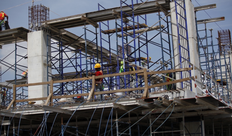 Trabajadores de la construcción alegan que la productividad es positiva en esta actividad, puesto que los proyectos son entregados a tiempo. Archivo