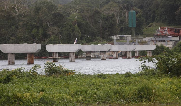 Actualmente, así se mantiene la construcción del nuevo puente en la comunidad de Gamboa. Foto: Yaissel Urieta Moreno