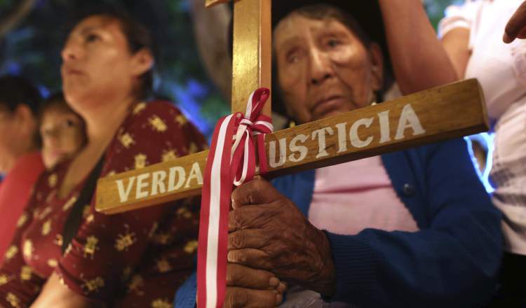 Familiares de posibles ejecutados en el gobierno de Fujimori exigen justicia. AP