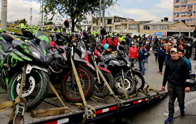 Un grupo de motociclistas se tomó las calles para protestar contra una medida del alcalde. FOTO/EFE