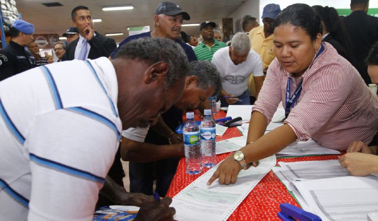 Varios adultos mayores siguen pendientes de que se les entreguen sus certificados. /Foto Archivo