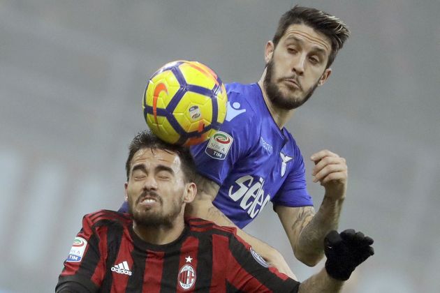 El jugador del Milan, el español Suso disputa el balón. Foto AP
