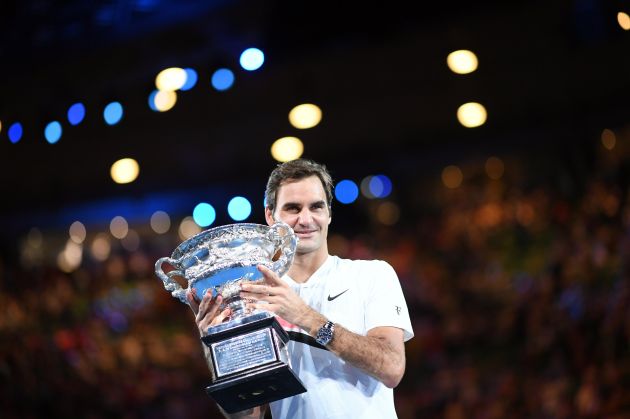 Roger Federer con un nuevo trofeo. Foto EFE