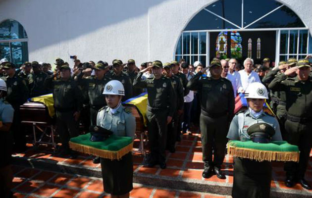 Las honras fúnebres de los 5 policías que perdieron la vida en Barranquilla. Foto: EFE
