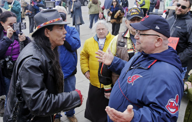 Foto de 2015 en el que Philip Yenyo, (izq) del American Indians Movement conversa con un fanático de los Cleveland. Foto AP