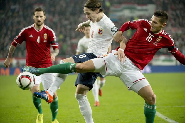 Stefan Johansen (izq) es el capitán de Noruega. Foto EFE