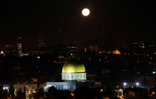 Vista de la superluna sobre Jerusalén (Israel) en la madrugada de este 31 de enero. 