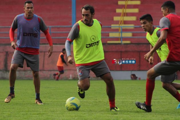 Blas Pérez (izq.) durante un entrenamiento del Municipal Foto Facebook Municipal Blas Pérez (izq.) durante un entrenamiento del Municipal Foto Facebook Municipal
