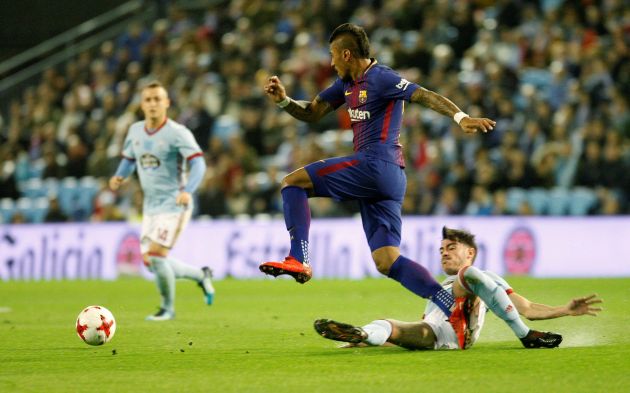 Jozabed (d), pugna por un balón con el centrocampista brasileño del Barcelona Paulinho. Foto EFE Jozabed (d), pugna por un balón con el centrocampista brasileño del Barcelona Paulinho. Foto EFE