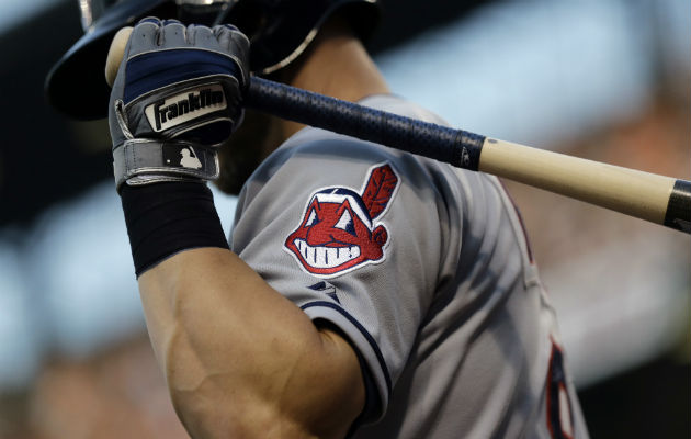 Logo en el jersey de los Indios de Cleveland. Foto APFoto de 2015 en el que Philip Yenyo, (izq) del American Indians Movement conversa con un fanático de los Cleveland. Foto AP Logo en el jersey de los Indios de Cleveland. Foto AP