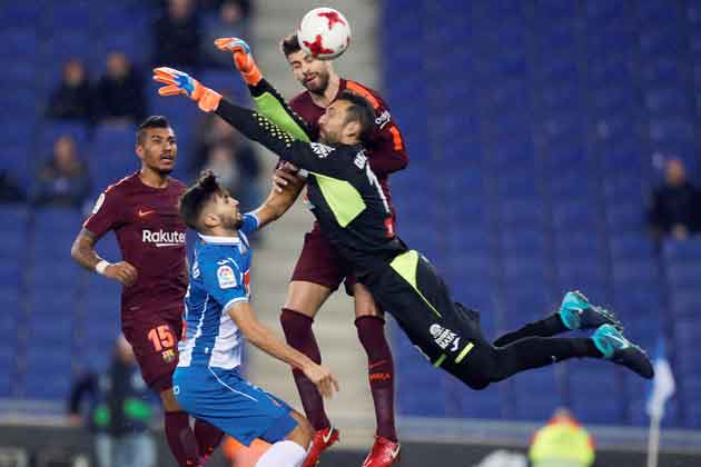 Diego López sale a despejar el balón de su área. Foto EFE Diego López sale a despejar el balón de su área. Foto EFE