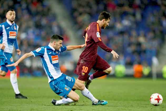 Messi recibe una falta. Foto EFE Messi recibe una falta. Foto EFE