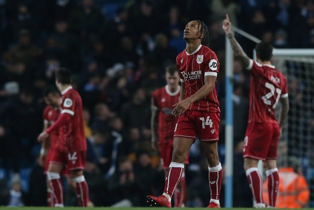 Bobby Reid (2-d) de Bristol se lamentan luego de un gol de Sergio Aguero. Foto EFE Bobby Reid (2-d) de Bristol se lamentan luego de un gol de Sergio Aguero. Foto EFE