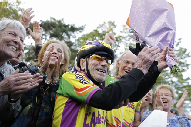 Robert Marchand cuando estableció el récord de velocidad en bicicleta en 100 kilómetros. Foto AP Robert Marchand cuando estableció el récord de velocidad en bicicleta en 100 kilómetros. Foto AP