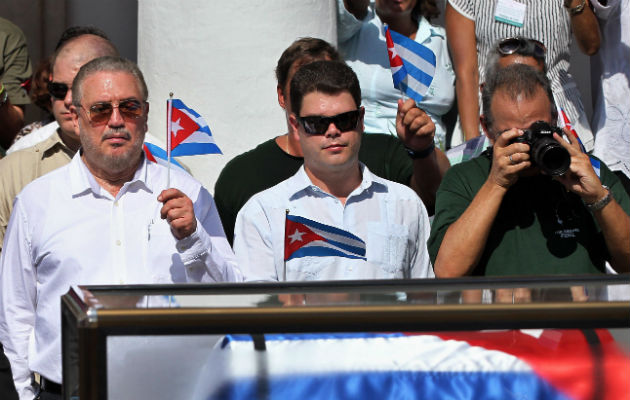 Fidel Castro Díaz-Balart (izq), en el sepelio de su padre Fidel Castro Ruz. Foto: EFE.