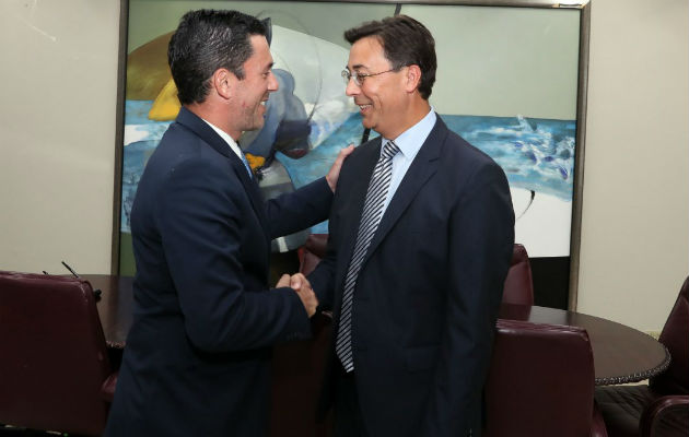 El ministro encargado de Relaciones Exteriores, Luis Miguel Hincapié (izquierda) felicita a Melitón Arrocha por su cargo. Foto/Cortesía