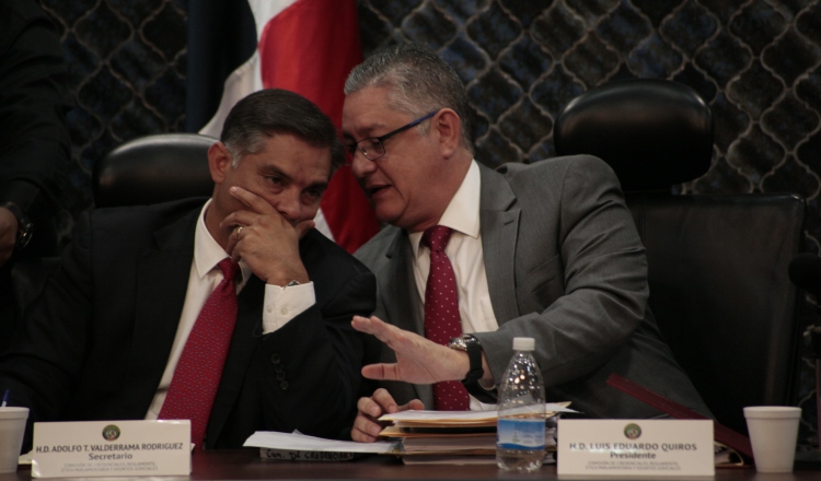 La Comisión de Credenciales es dominada por los diputados panameñistas Adolfo Valderrama (secretario) y Luis Eduardo Quirós (presidente), aliados claves de Varela. /Foto Víctor Arosemena