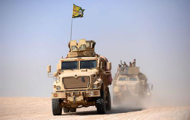 Un vehículo de las fuerzas iraquíes después de un combate contra militantes del grupo EI. Foto: EFE