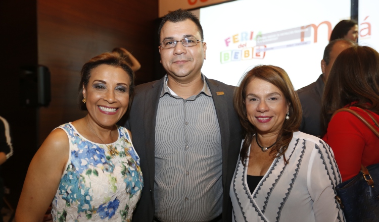 1. Magali M. Diaz, Cristian Chávez y Maruja Gorday de Villalobos.