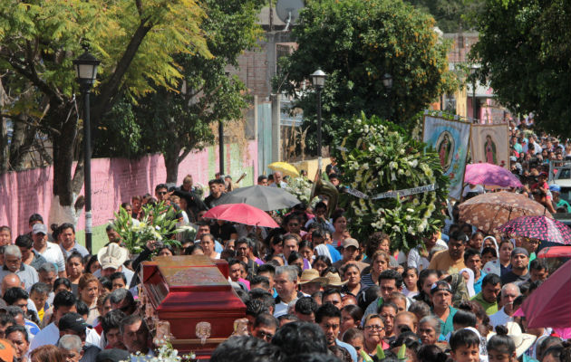 Los restos del sacerdote Germaín Muñiz García son trasladados para una misa de cuerpo presente. FOTO/EFE